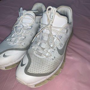 White Nike Air Max 👟